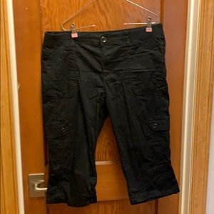 Lee relaxed for black Capri